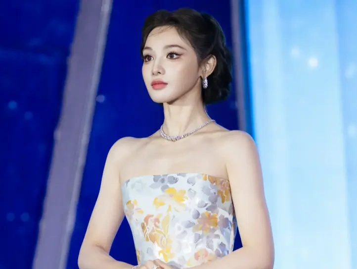 生图能打！彭小苒北影节一袭碎花裙，宛如童话公主