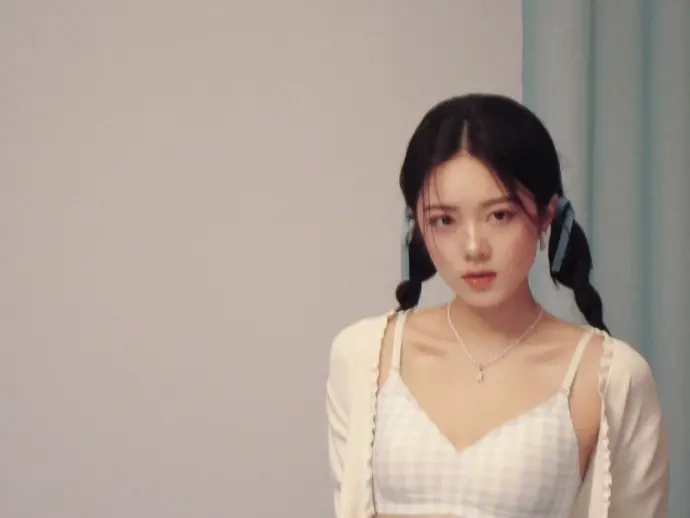 双麻花辫搭吊带背心 赵今麦尽显少女元气