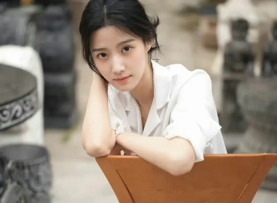 卢昱晓方确认出演《恰逢雨连天》，挑战女扮男装权谋女主引热议！
