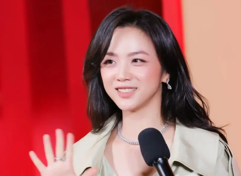 46岁汤唯疑怀二胎!身形圆润举止谨慎,倪妮贴身护行引全网热议