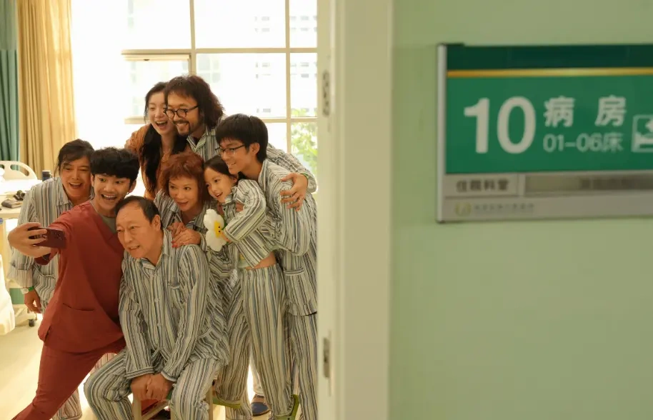 《10 间敢死队》发布对「症」下「笑」特辑，喜剧天团解锁幕后欢乐！