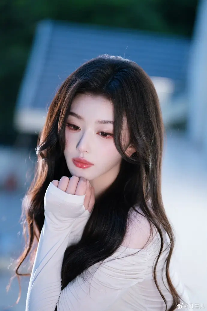 孔雪儿晒温柔氛围感随拍，《逐玉》出圈后状态尽显松弛感