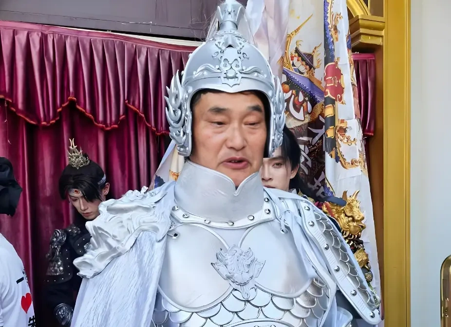 大衣哥朱之文现身万岁山，身披银甲玩梗，接地气模样引热议~