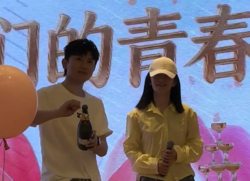 谢娜成都演唱会庆功宴变&ldquo;婚礼现场&rdquo;，张杰全程陪伴甜度超标