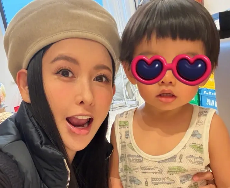 蝴蝶姐姐母亲节官宣怀二胎！退圈 6 年低调幸福，一家四口惹人羡