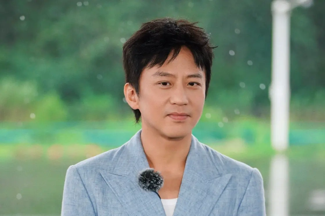 邓超带女儿小花参加拉丁舞比赛，坐在观众席全程举手机记录