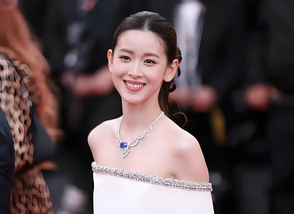 32 岁章泽天亮相戛纳红毯：黑白礼服配蓝宝石，从容优雅气场全开！