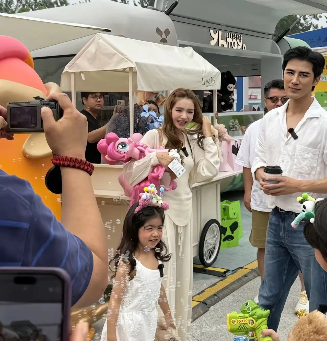 姜潮麦迪娜带娃逛美食街被偶遇，一家四口颜值又上热搜