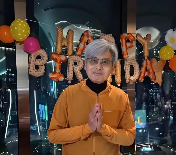 周润发庆祝71岁生日，白发帅出新高度，网友：越老越有韵味