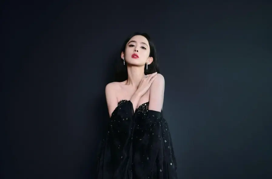 古力娜扎黑裙飒爽出镜 化身暗夜女王气场全开
