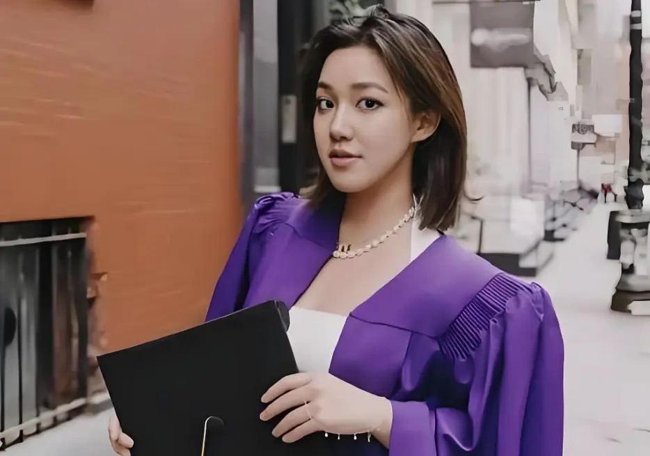 李静晒女儿纽大毕业照，母女合影温馨，黄沐尔穿学士服气质出众
