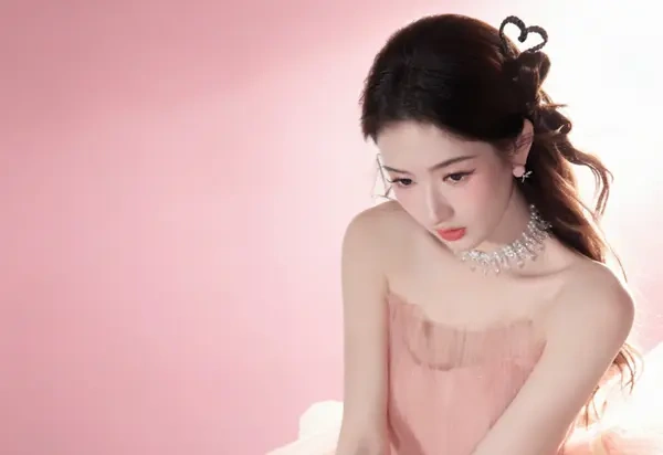 解锁少女时尚新范式，王玉雯粉纱珠光造型温柔出圈