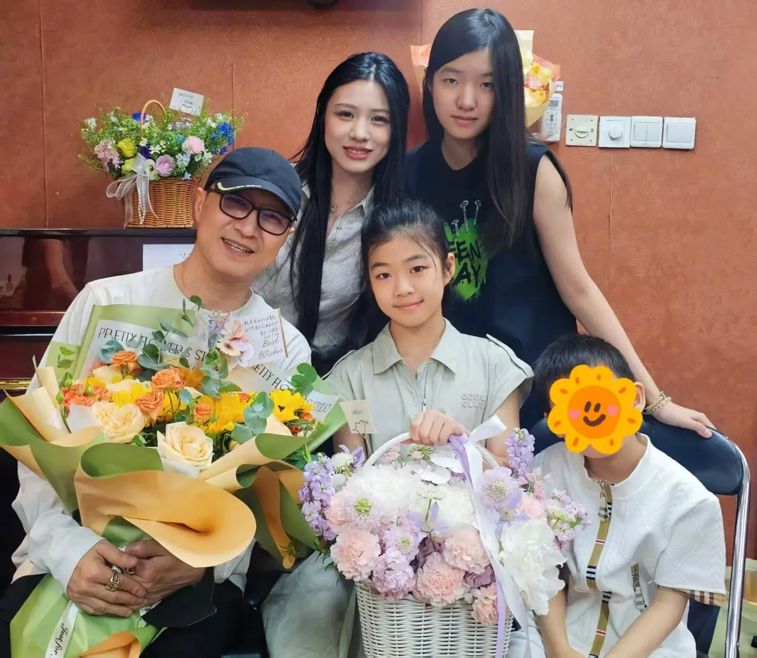 汪峰罕见晒四个子女同框照，带孩子们支持醒醒钢琴演出
