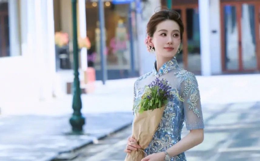 刘诗诗蓝色旗袍亮相越南活动 捧花甜笑温婉动人