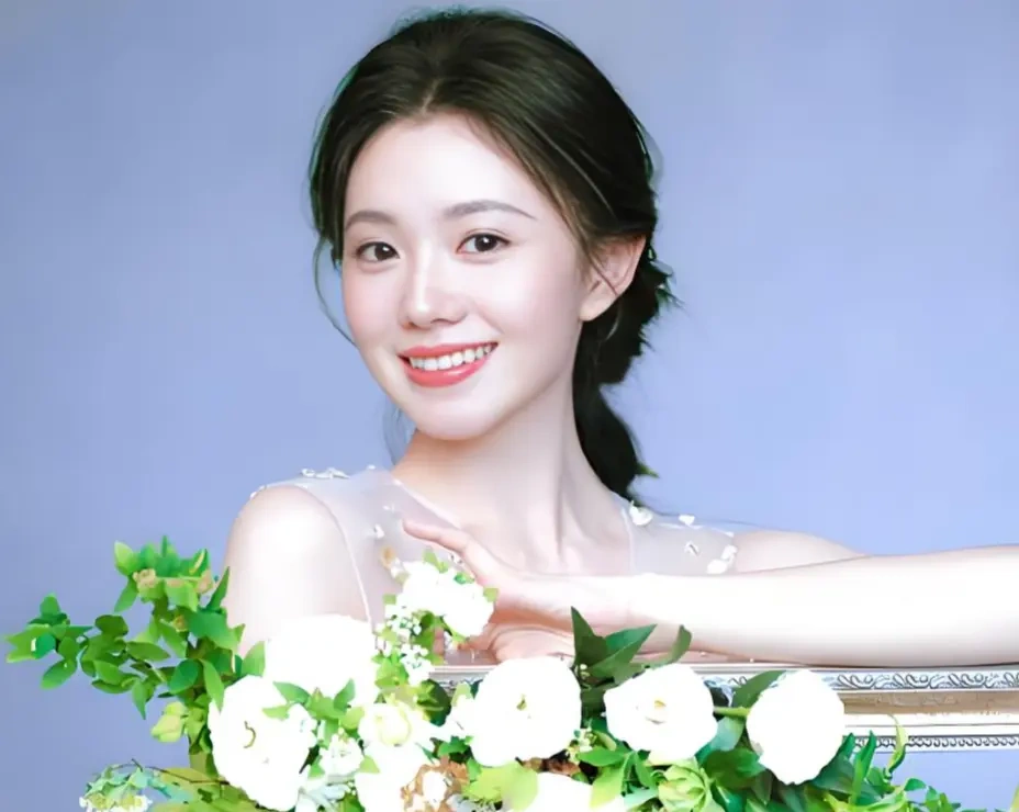 人景相融尽显温柔底色，刘浩存春日写真诠释纯粹治愈少女感