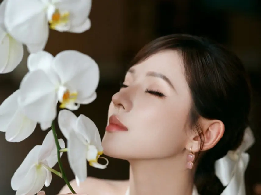 张予曦白色露背裙出镜 身姿曼妙风情尽显