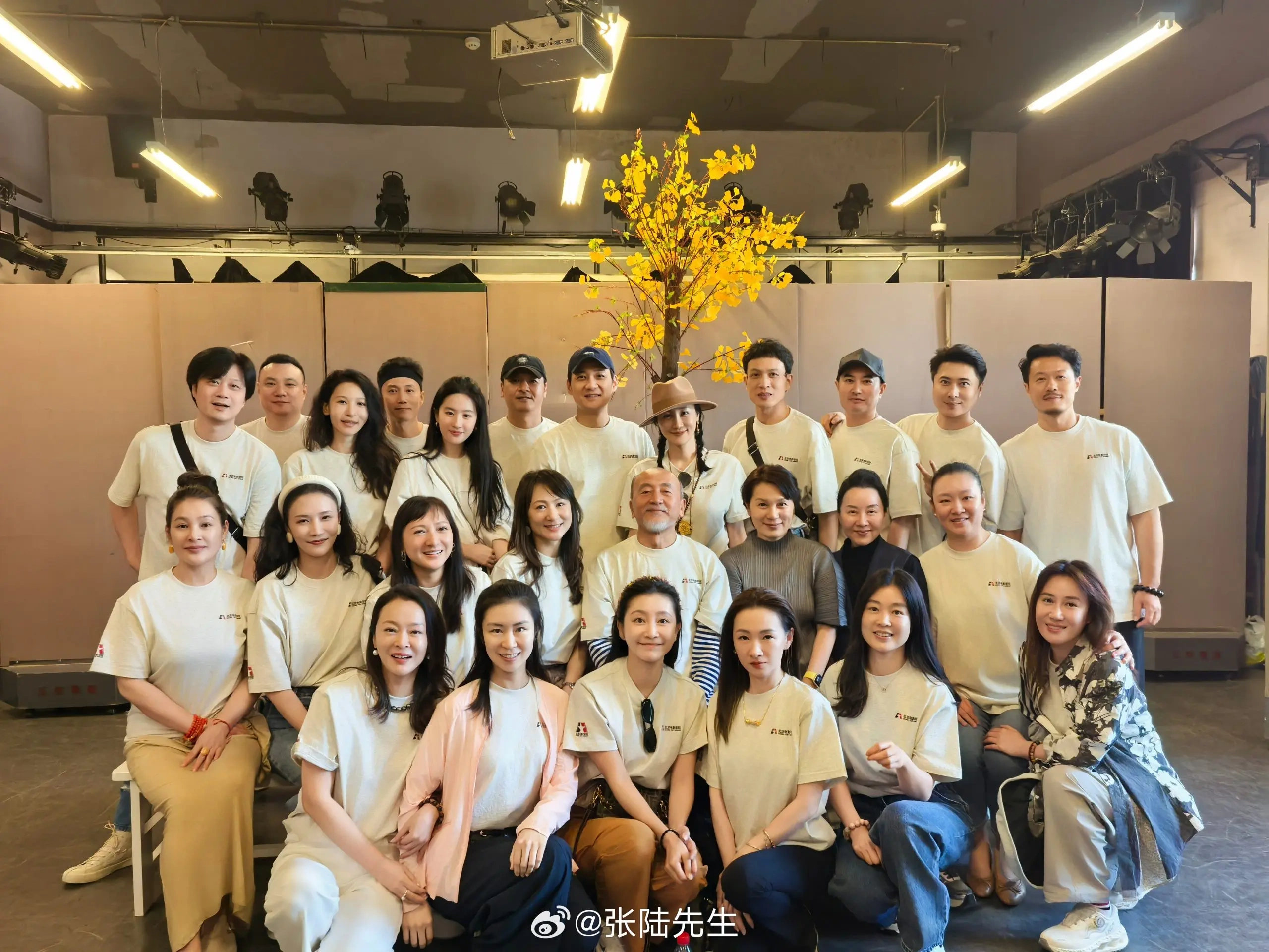 刘亦菲素颜回北电参加同学聚会，合照主动躲角落不抢 C 位