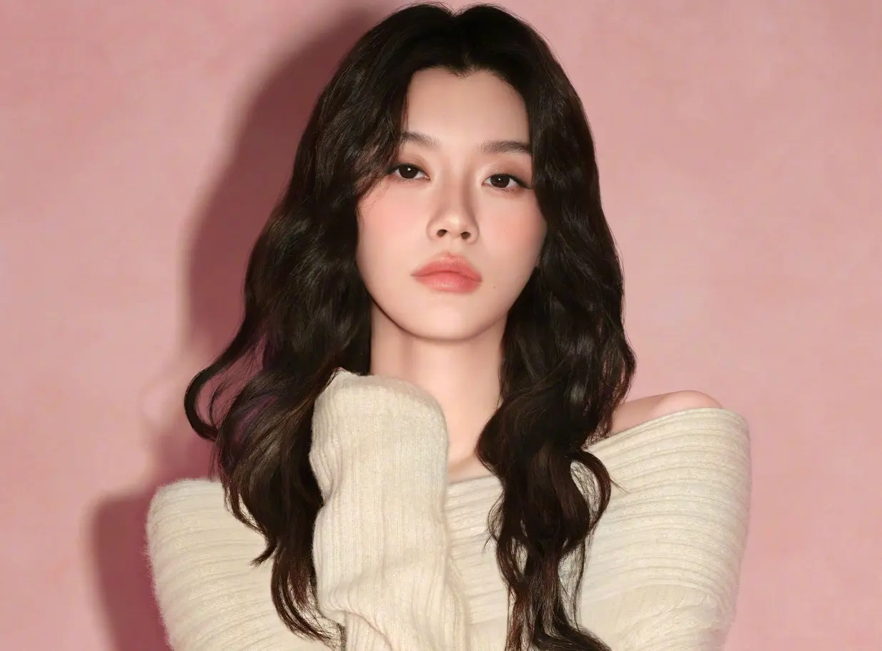 奚梦瑶婚礼后观看法网比赛，状态自然随性