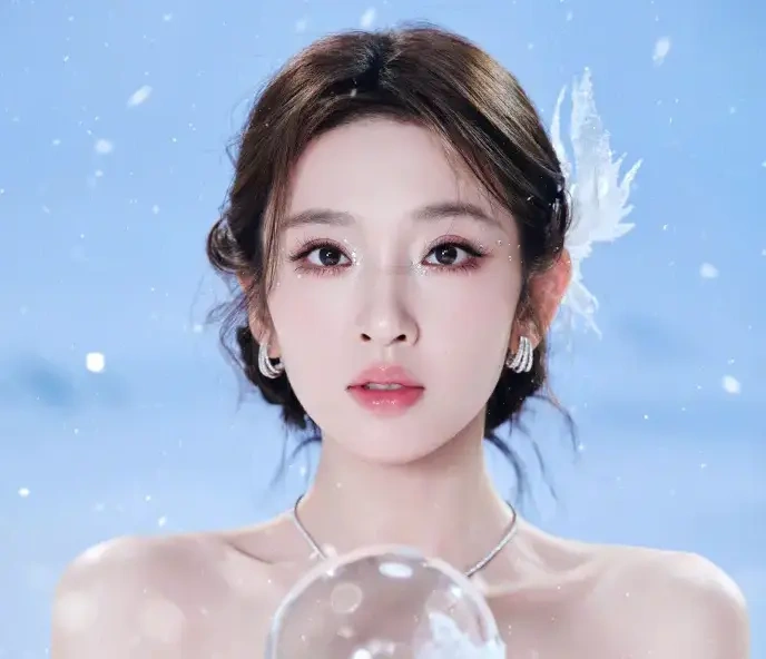 唐艺昕化身冰雪公主 飞雪之中尽显温柔姿态