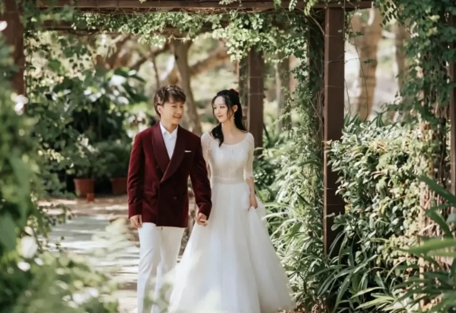 方力申晒婚纱照宣布补办婚礼，为太太圆梦香港