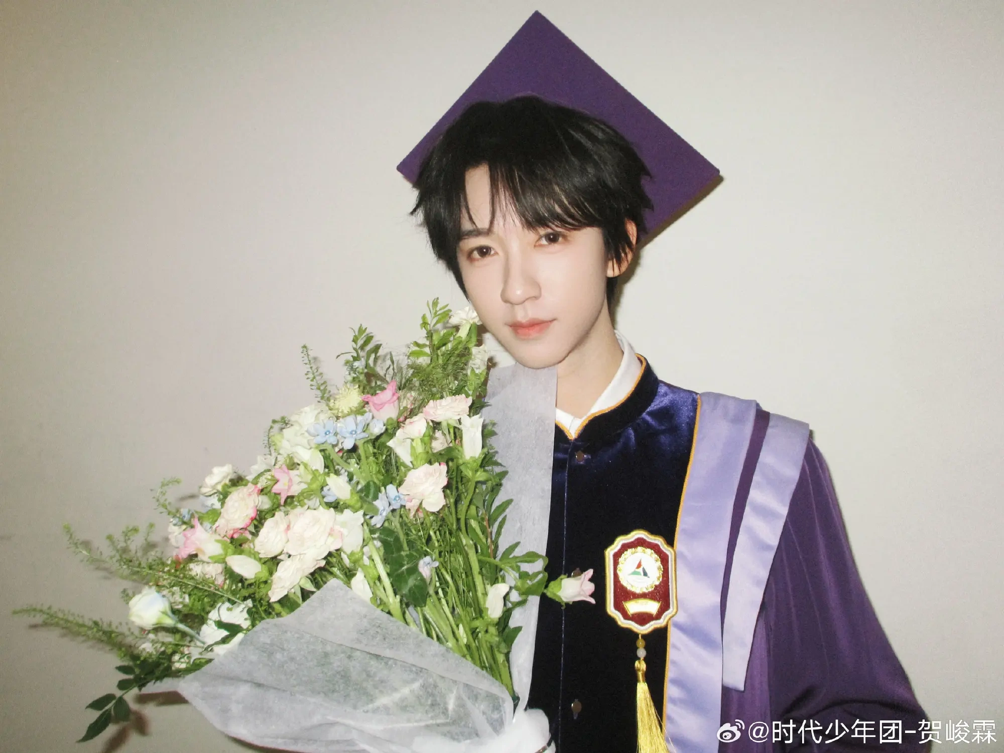 贺峻霖晒中传成绩单，21岁生日前完成学业收官