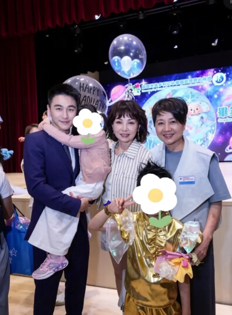 何猷君参加儿子毕业典礼并上台发言，父子同校画面温馨