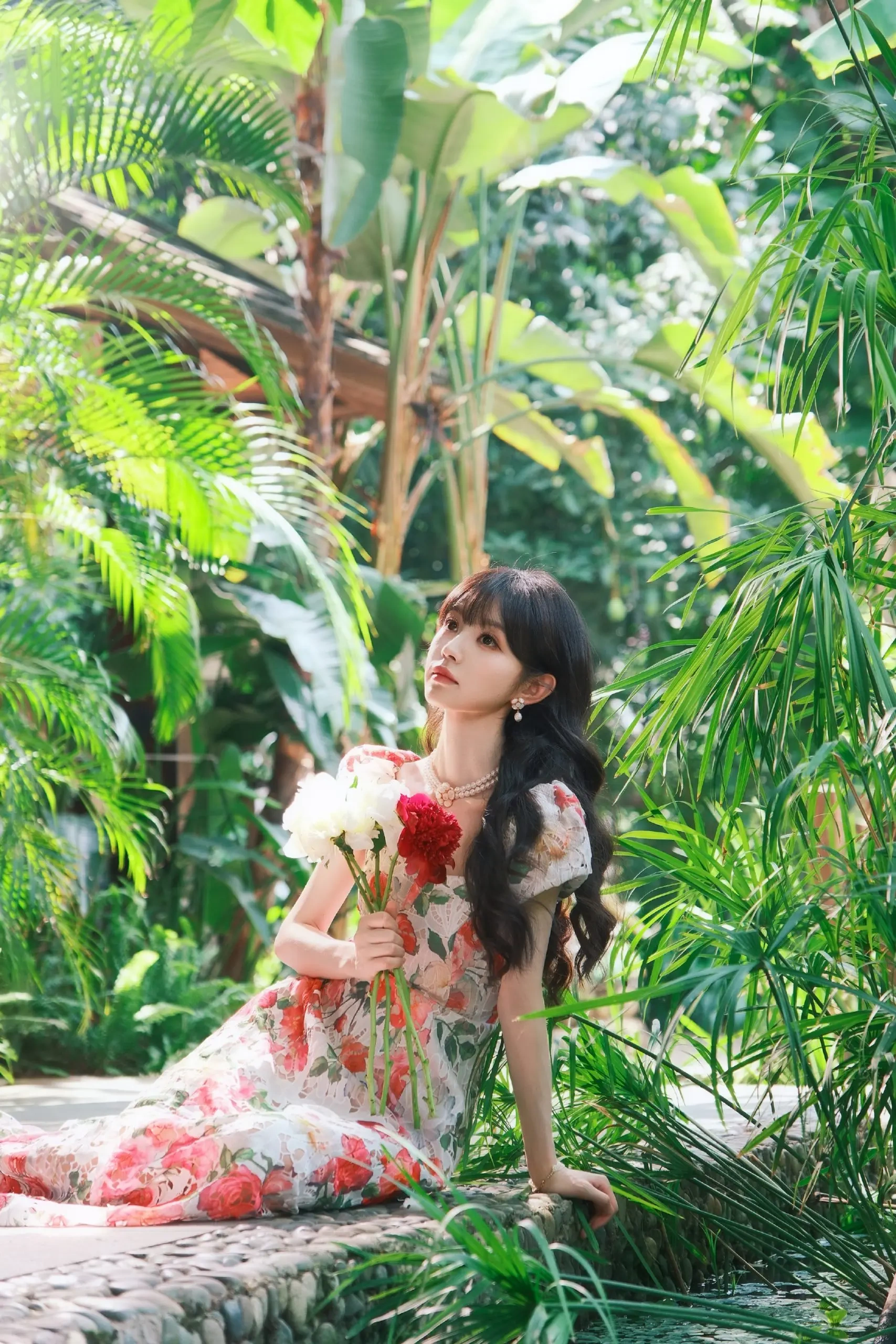 田曦薇花间写真大片上线，化身元气少女灵动又治愈