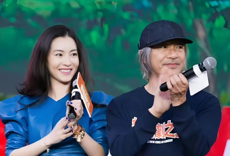 周星驰64岁生日，张柏芝晒《喜剧之王》剧照庆生