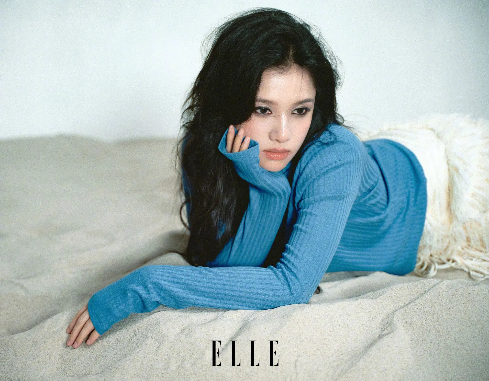 张婧仪《ELLE世界时装之苑》七月刊：全包眼线造型演绎&ldquo;漂浮人生&rdquo;