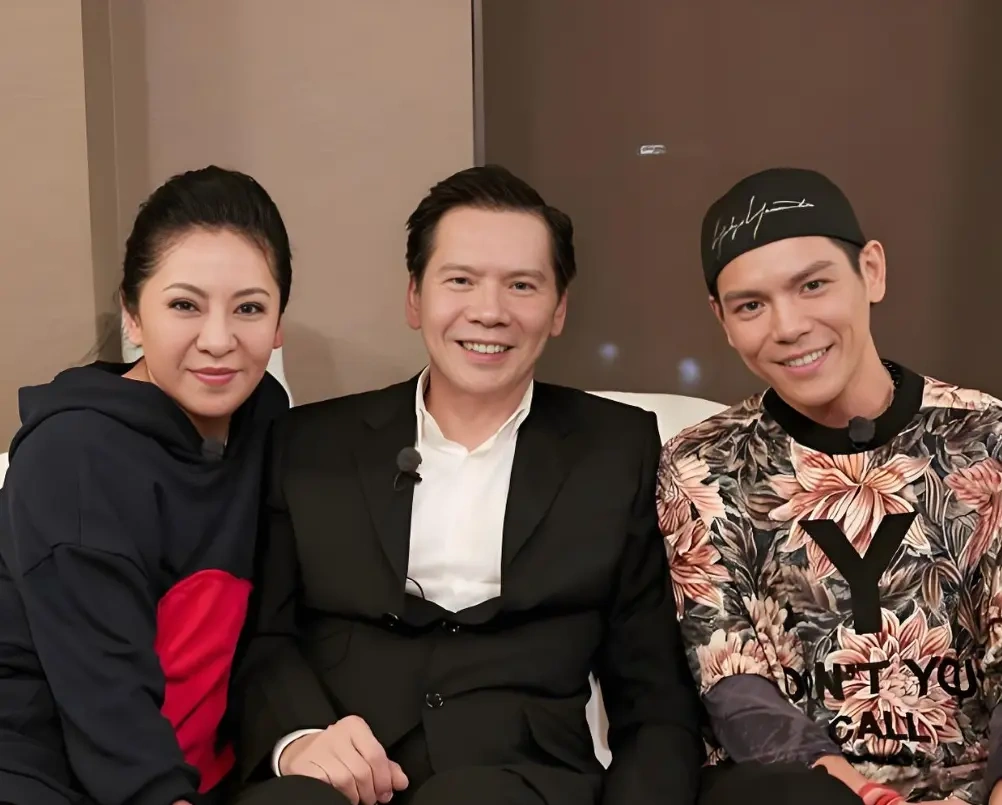 向太看完向佐深度采访坦言满心失落，豪门母子心结引全网热议！