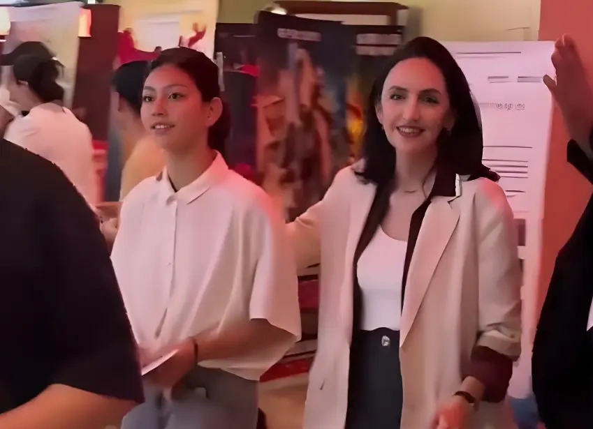 刘烨女儿霓娜首映礼惊艳亮相，褪去童颜长成清冷高挑少女！