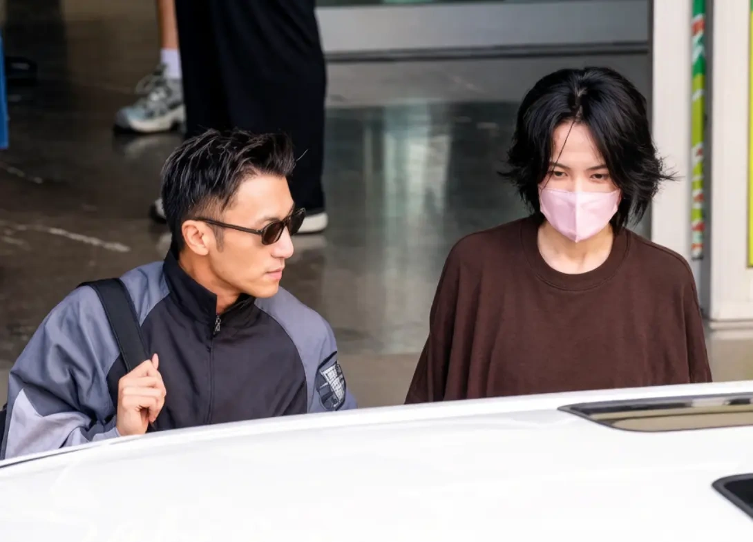 谢霆锋王菲现身西安机场，复合十一年罕见公开同框