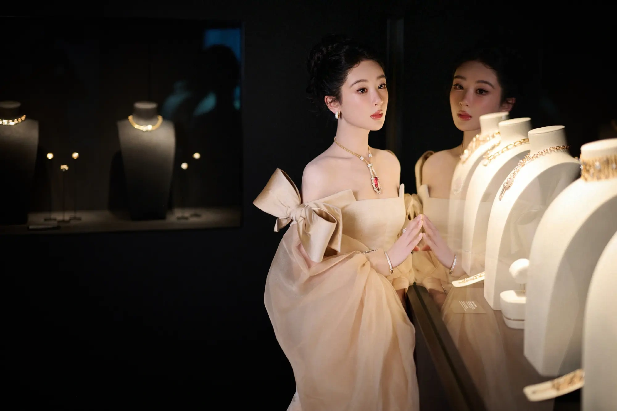 杨紫亮相巴黎宝曼兰朵高级珠宝展，17克拉红宝石搭配裸色礼服装造抢眼