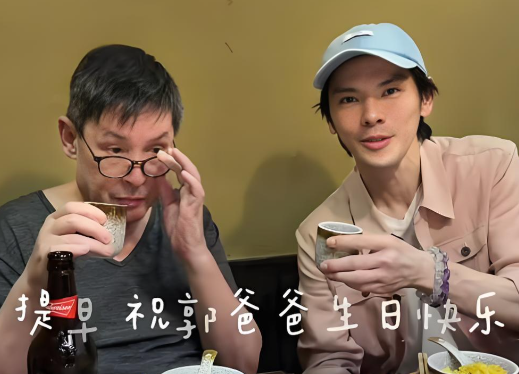向佐晒旅行 vlog 为老丈人庆70大寿，贴心陪伴击碎家庭不和传言！
