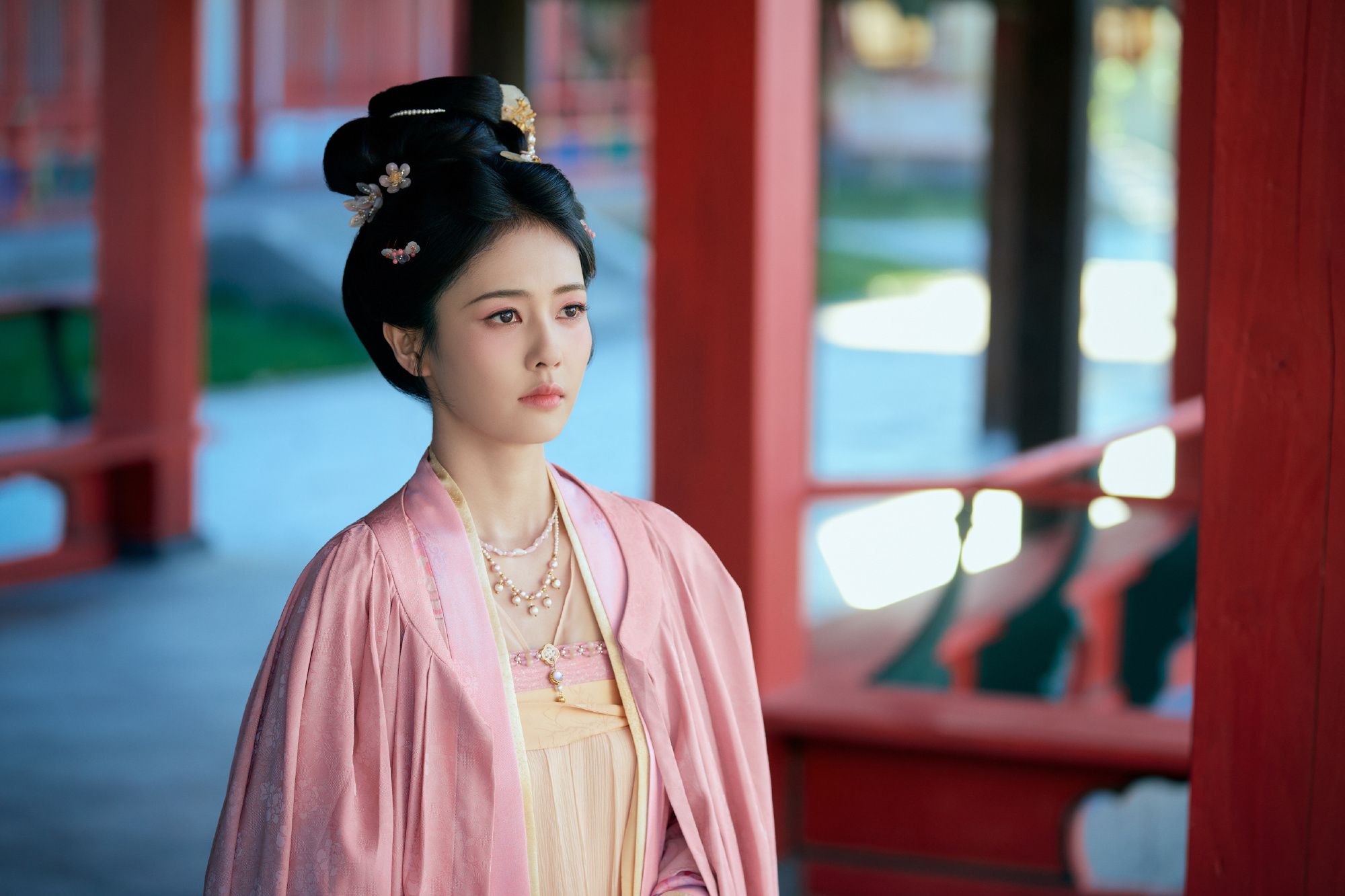 白鹿《莫离》陷&ldquo;喝茶替身&rdquo;争议，官方资讯站放片场花絮正面回应