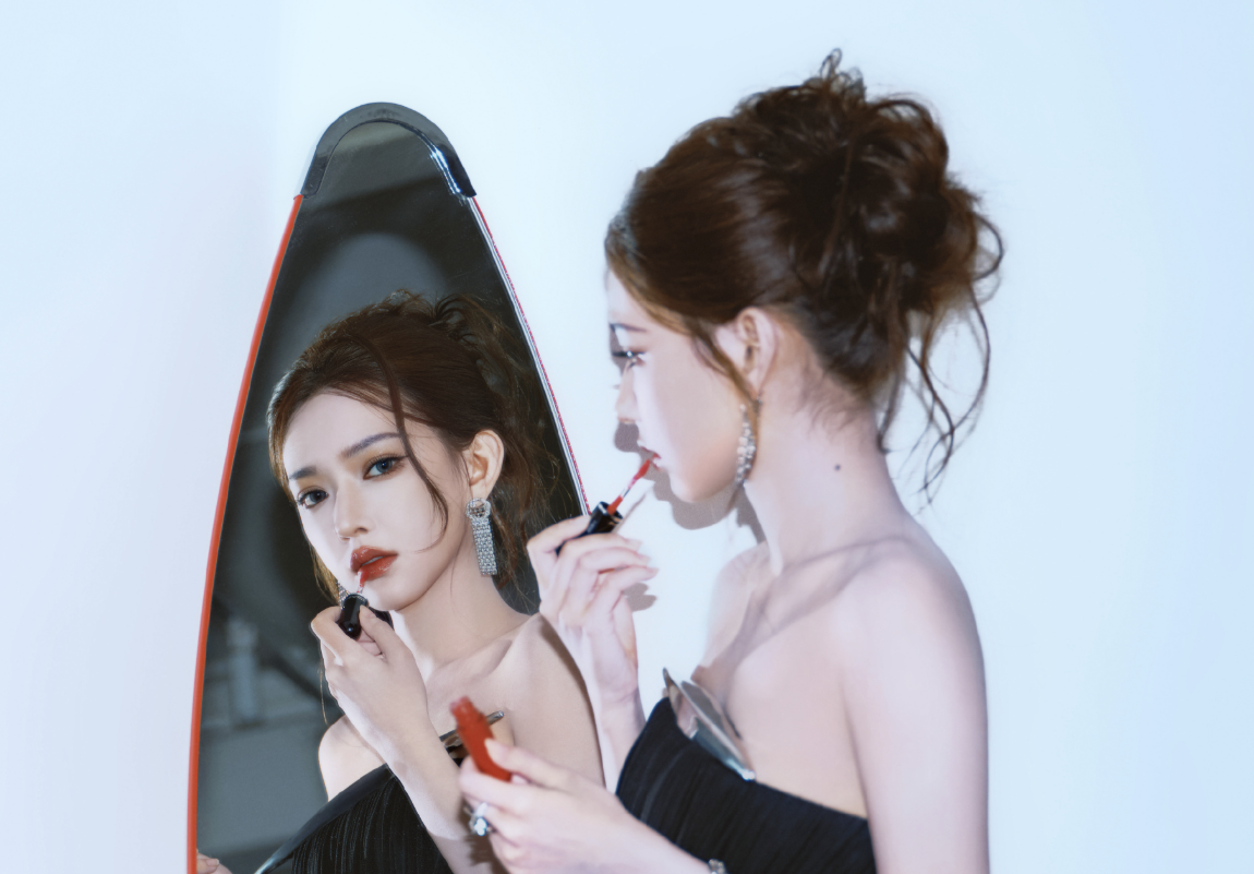 ChatssbyCDAM2026 春夏礼服加持，程潇黑抹胸短裙被赞美得很有侵略性！