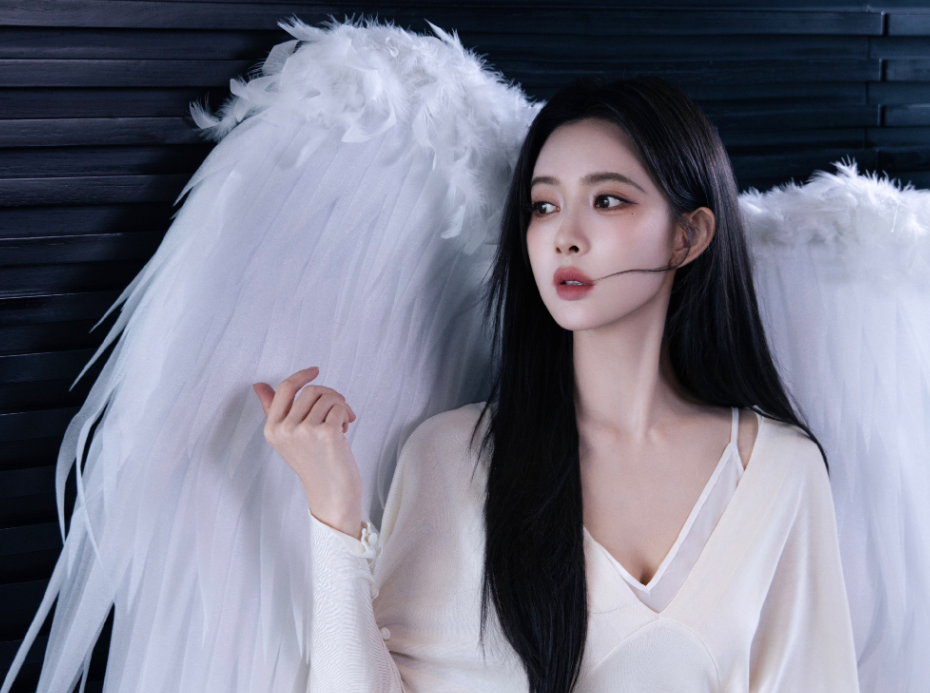 孟子义现身 FENDI 成都太古里活动，米白缎面长裙清冷造型惊艳全场！