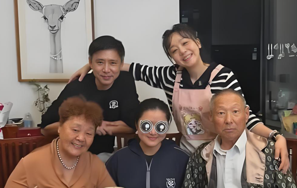 《情深深雨濛濛》尔豪女儿已满 18 岁，顺利高考即将迈入大学校园！