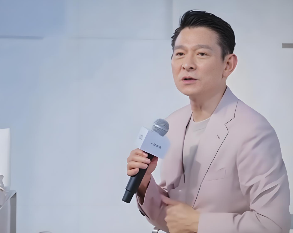 64 岁刘德华官宣转型导演！47 年导演梦落地，静待 2028 圆梦